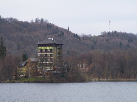 13 Severn breh jazera s hotelom Topky - bval rekrean zariadenie Rudnch ban